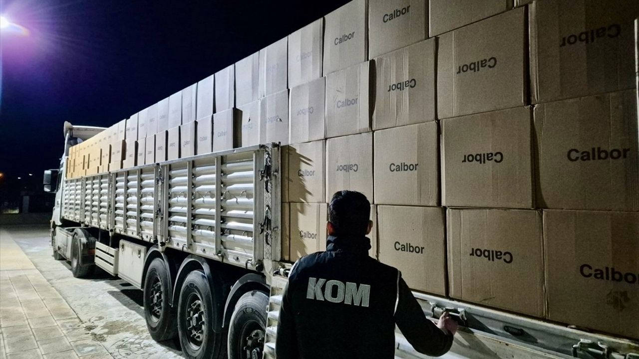 Kırşehir'de tır dorsesinde 9 milyon 800 bin makaron ele geçirildi; sürücü tutuklandı