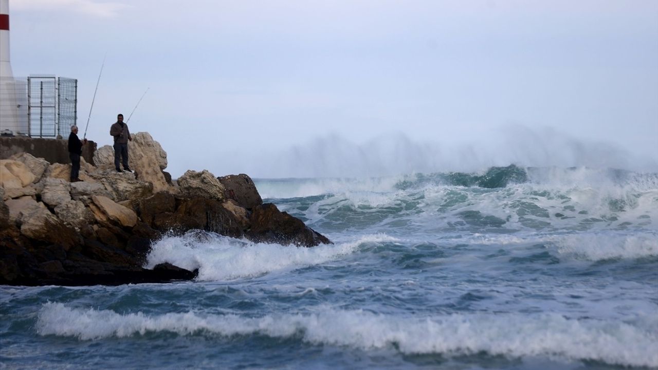 Kıyıköy'de kuvvetli rüzgar yaşamı olumsuz etkiledi: Dalgalar 2 metreye ulaştı