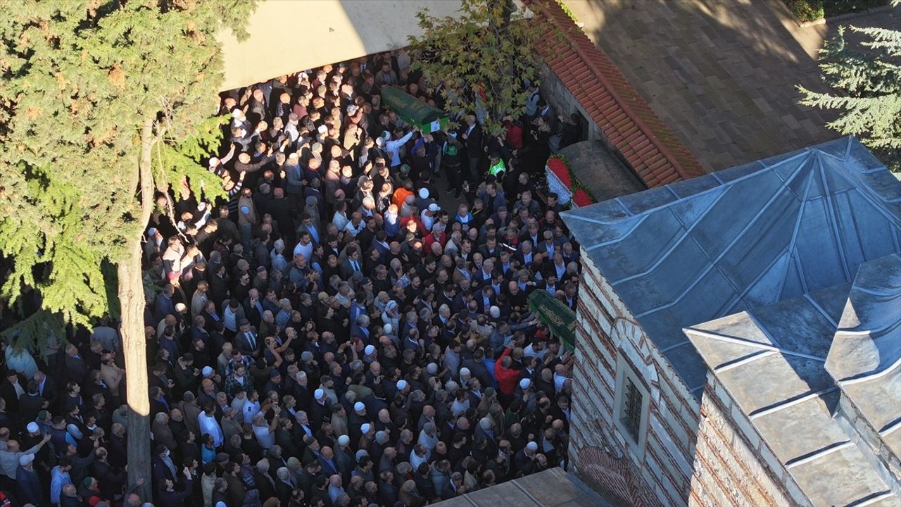 Kocaeli'de çöken binadan kurtarılan Dilara ile itfaiyenin ilk temas anı görüntülendi