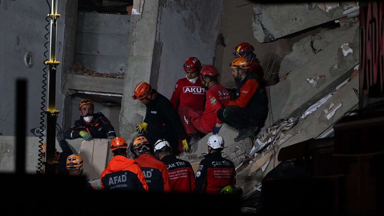 Kocaeli'de çöken binanın enkazından 18 yaşındaki Dilara Bilir sağ çıkarıldı