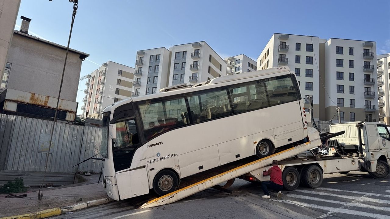 Kocaeli'de midibüs binanın duvarına çarptı: 3'ü polis 7 kişi yaralandı