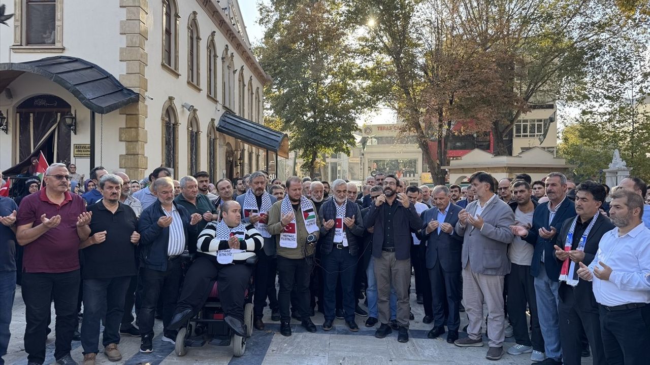 Kocaeli'de STK'lar Gazze'ye Destek İçin Fevziye Camisi Önünde Bir Araya Geldi