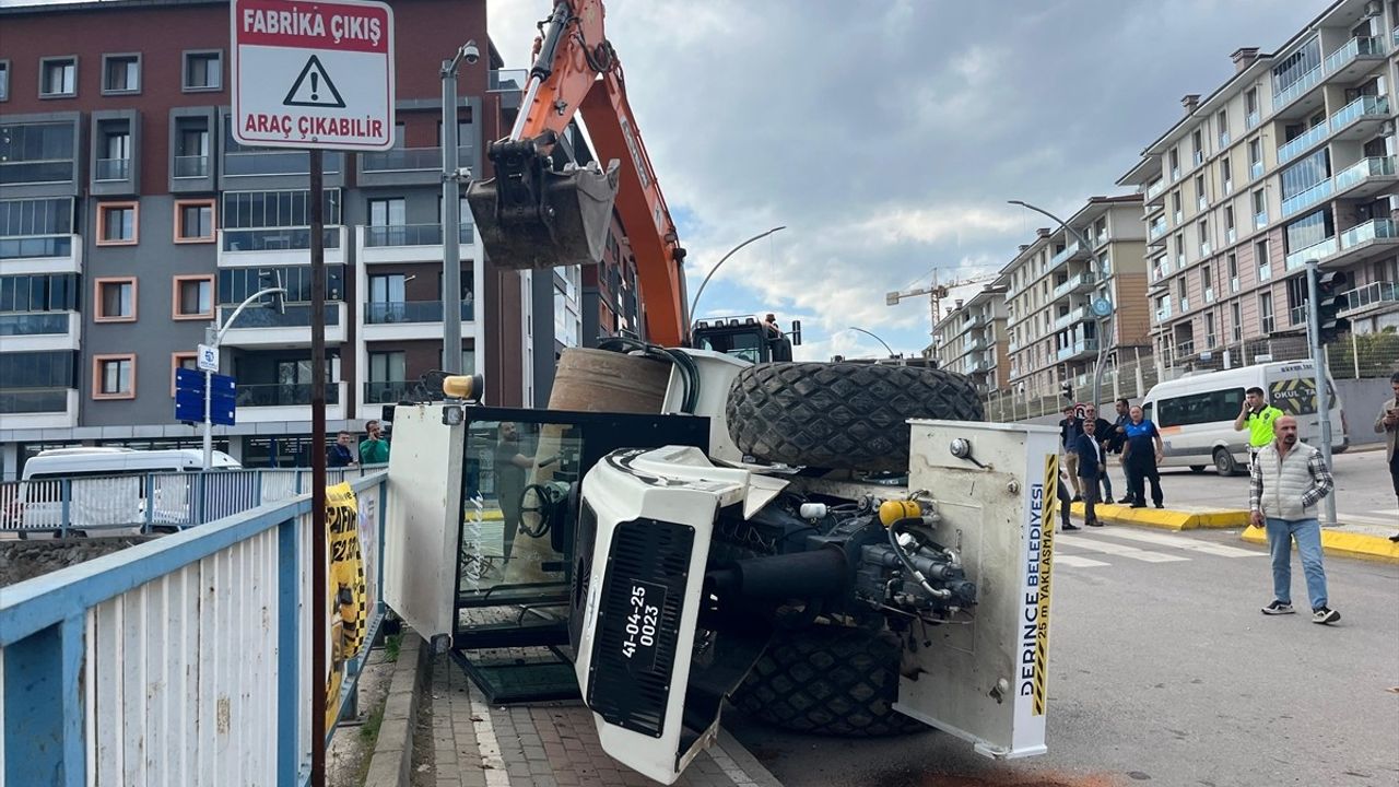 Kocaeli'de tırdan düşen asfalt silindirindeki kişi yaralandı