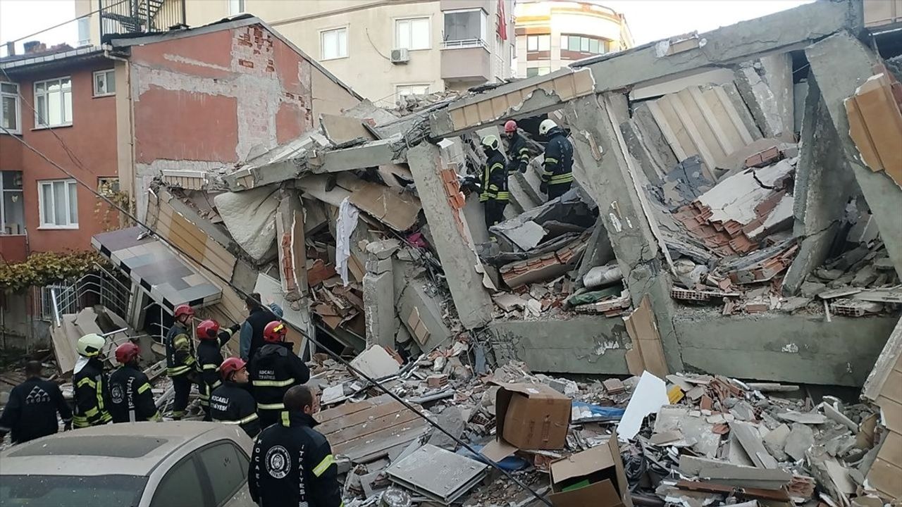 Kocaeli Gebze'de 6 katlı bina çöktü, arama-kurtarma çalışmaları sürüyor