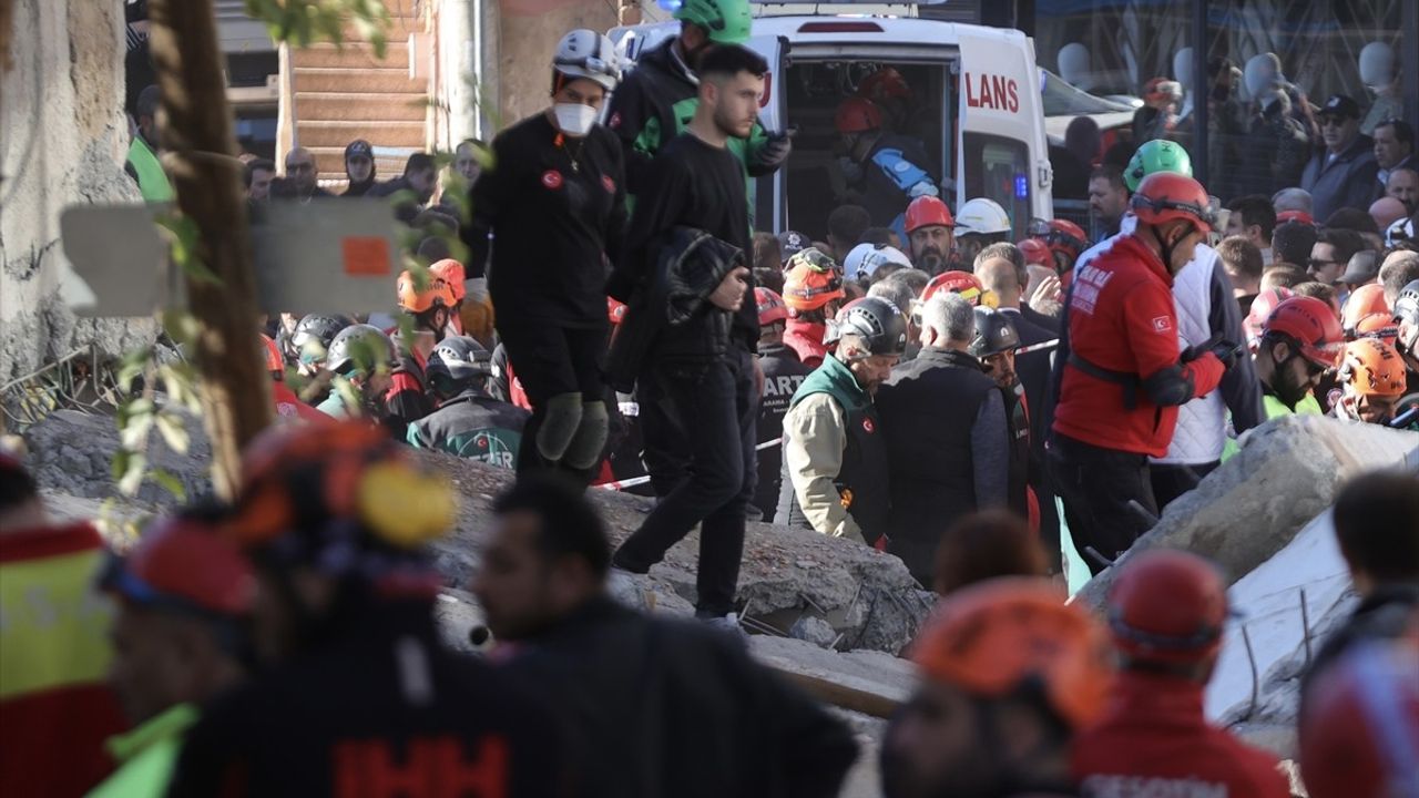 Kocaeli Gebze'de çöken binanın enkazında iki çocuğun cenazesi bulundu