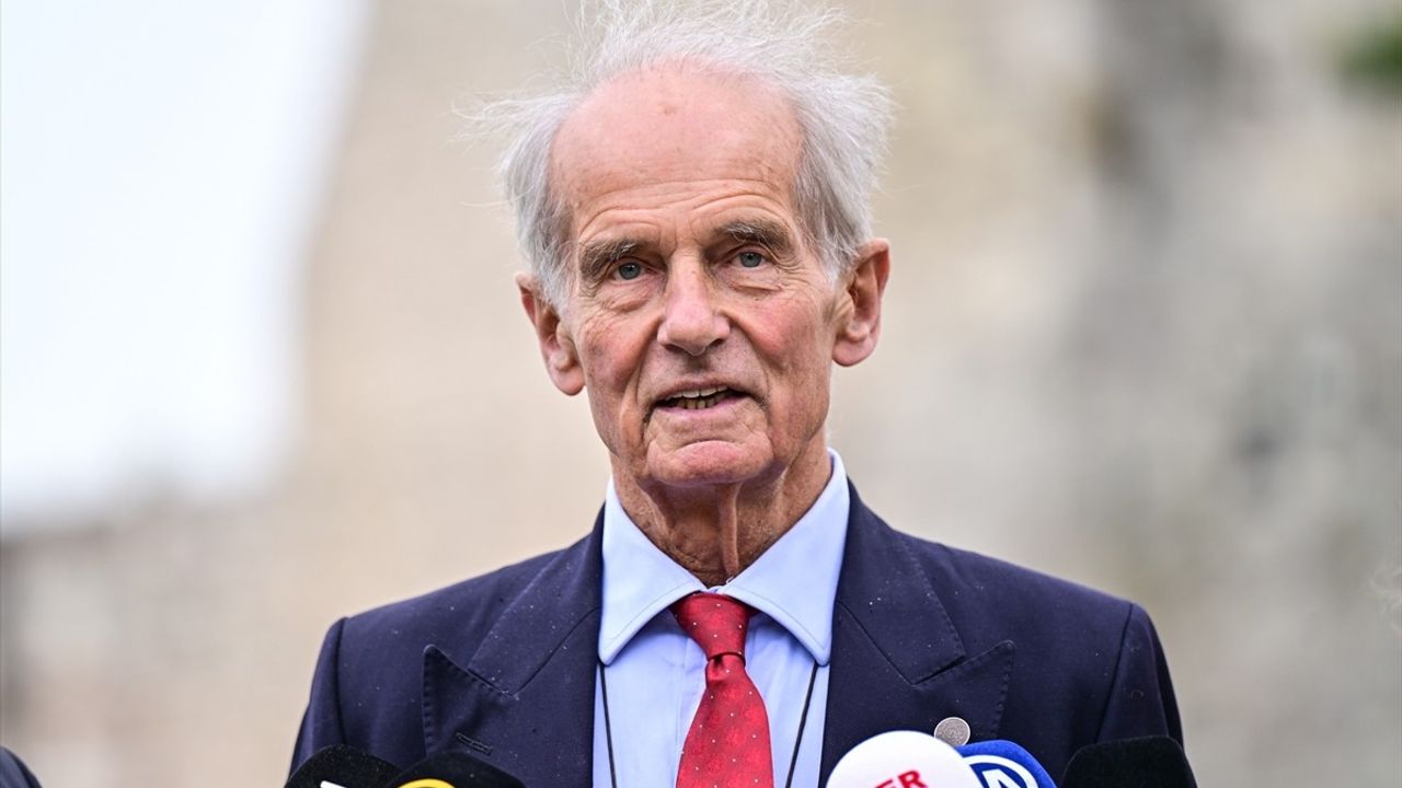 Kont Nikolai Tolstoy İstanbul'da Yedikule Hisarı'nı ziyaret etti; dedesinin hapis anıları gündemde