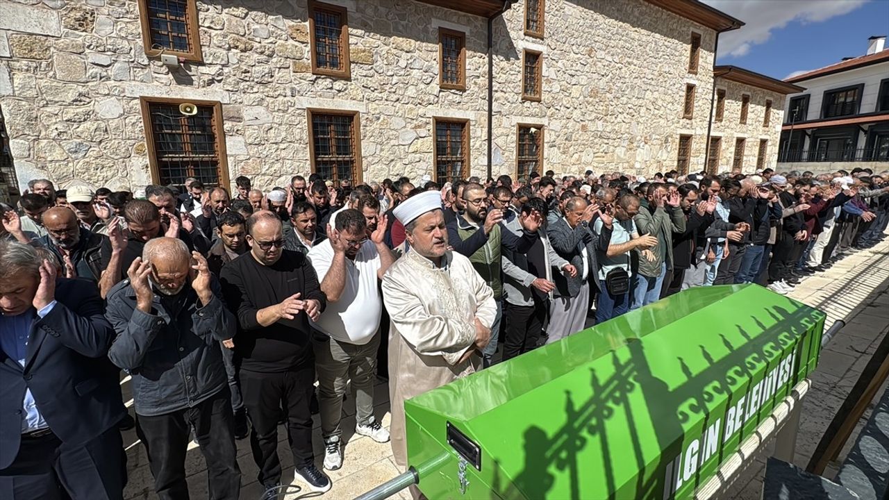 Konya'da Trafik Kazasında Yaşamını Yitiren Kimya Öğretmeni Mevlüt Külcü Toprağa Verildi