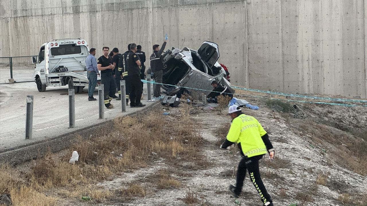 Konya Meram'da devrilen otomobilde sürücü hayatını kaybetti, bir yolcu yaralandı