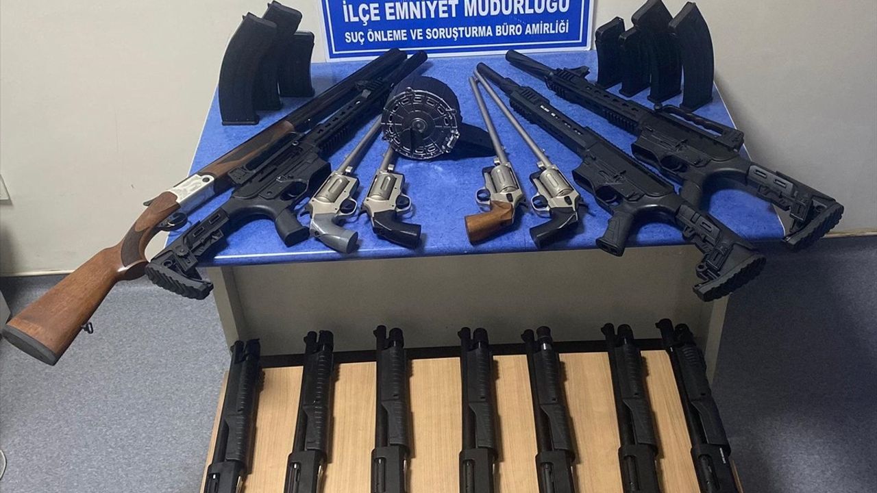 Konya Seydişehir'de Park Halindeki Otomobilden 15 Ruhsatsız Av Tüfeği Ele Geçirildi; Zanlı Tutuklandı