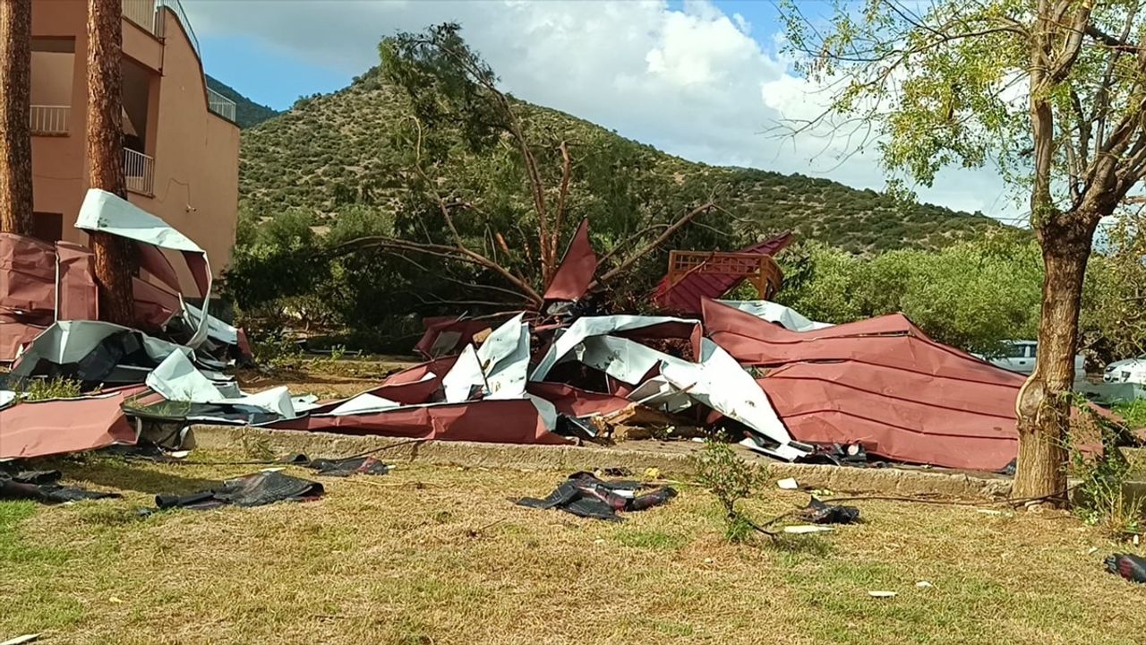 Kozan'da fırtına: Okulun çatısı uçtu, güvenlik kamerası görüntüledi