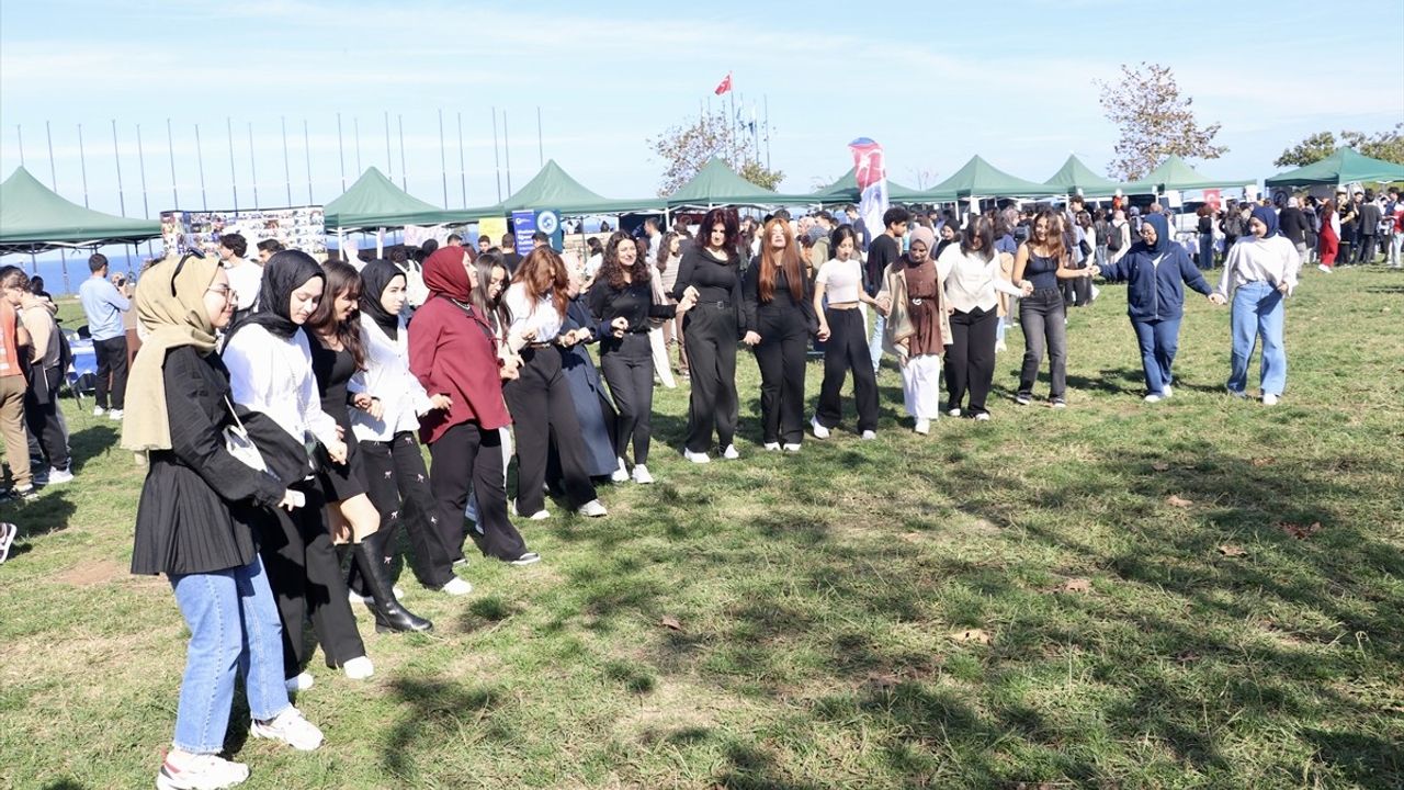 KTÜ'de 'Hoş Geldin' Etkinliğinde Öğrencilere 3 Ton Hamsi İkramı