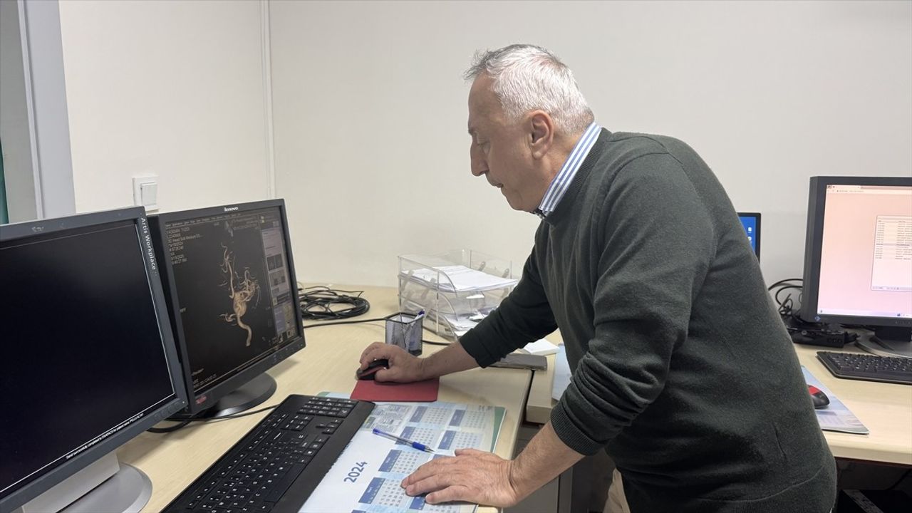 KTÜ Farabi'de kapalı endovasküler yöntemle 2,5 cm dev anevrizma tedavisi