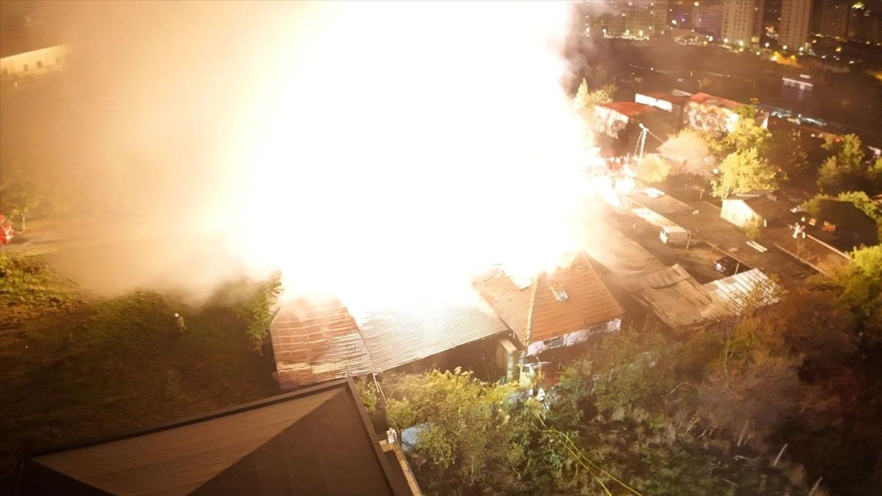 Küçükçekmece'de halı yıkama atölyesindeki yangın itfaiye ekiplerince söndürüldü