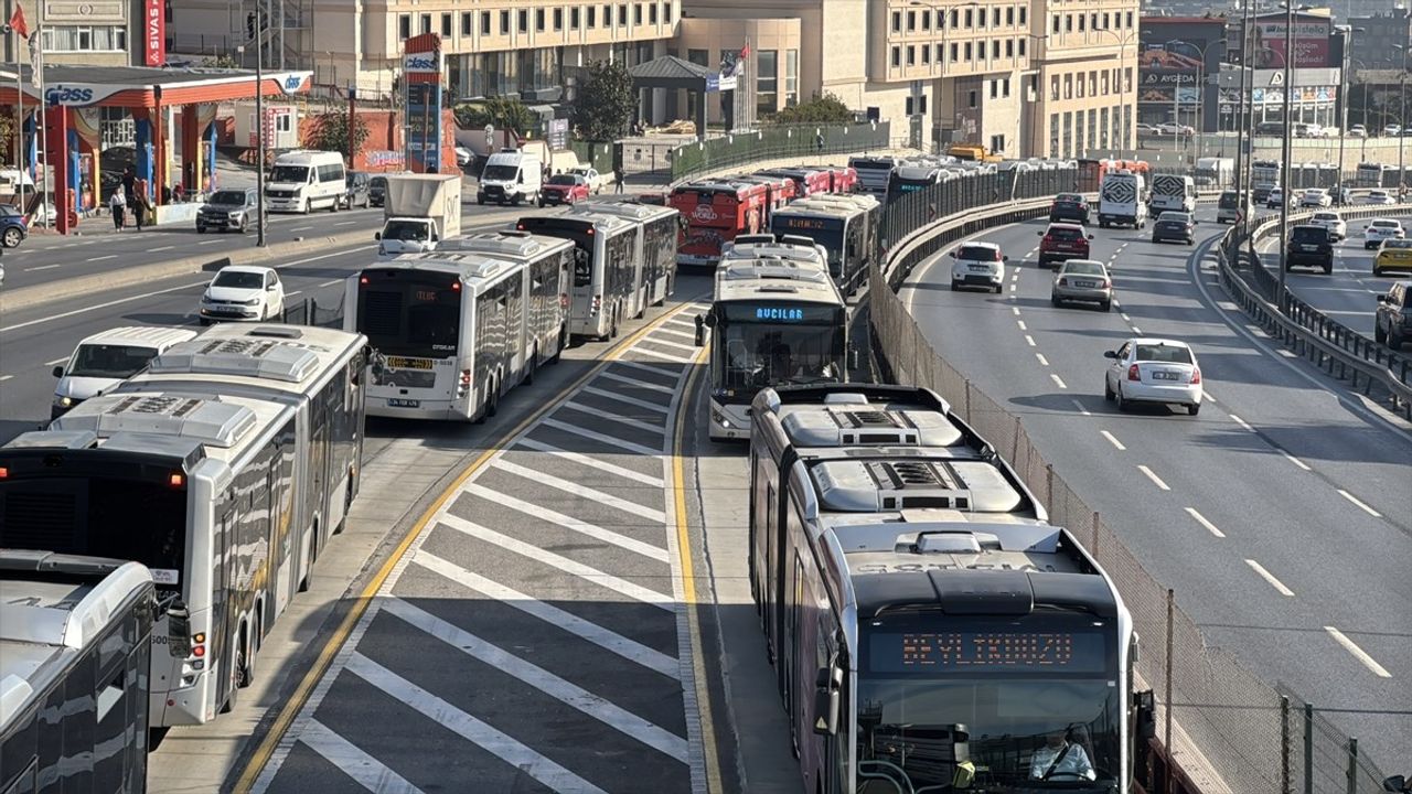 Küçükçekmece'de iki metrobüsün arkadan çarpışması: 1 yaralı, seferler kısa süre aksadı