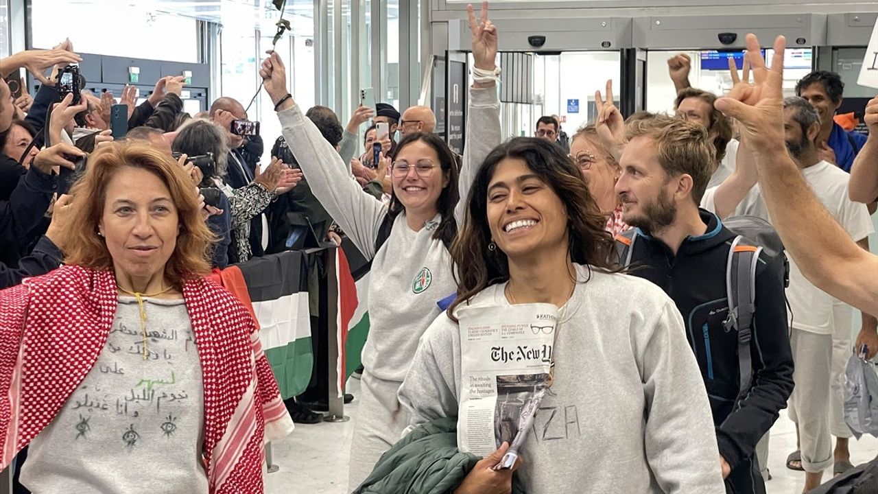 Küresel Sumud Filosu'nda alıkonulan bazı Fransız aktivistler Paris Orly'ye ulaştı