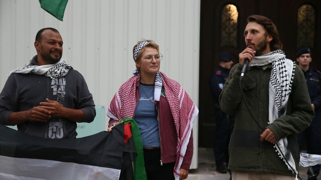 Küresel Sumud Filosu'ndaki Avusturyalı aktivistler Viyana'da Dışişleri Bakanlığı önünde protesto düzenledi