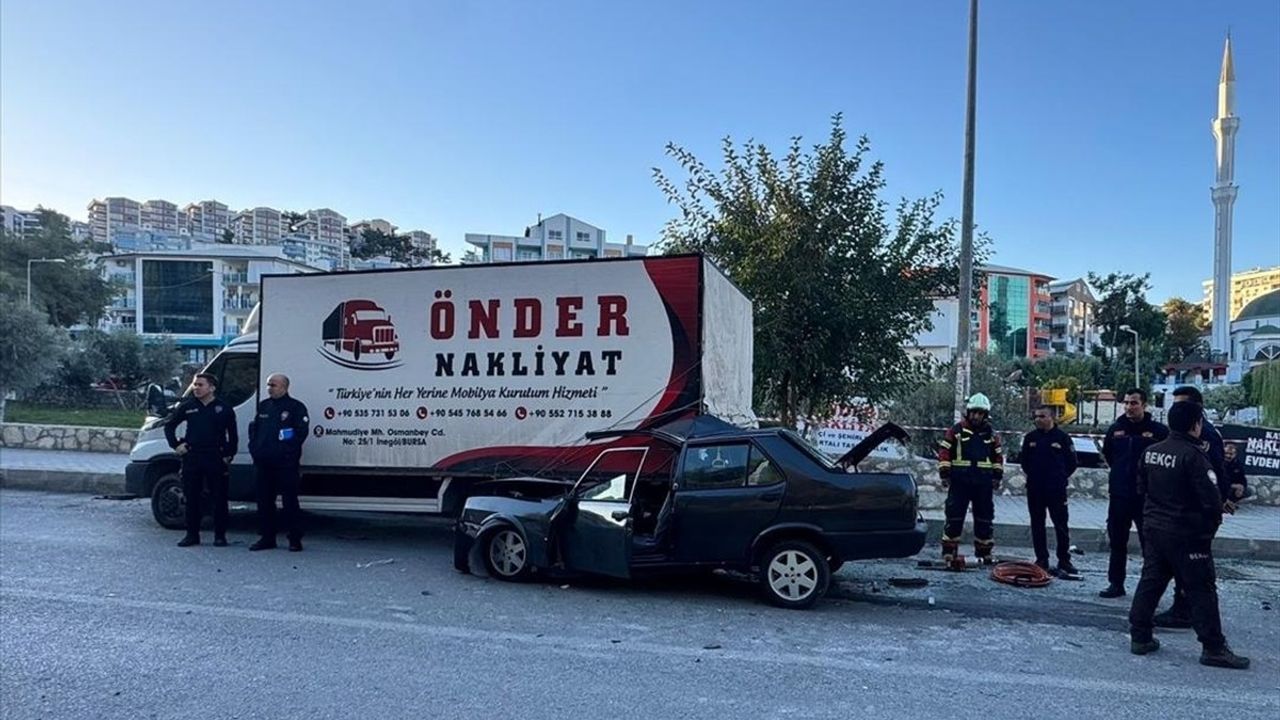 Kuşadası'nda park halindeki kamyonete çarpan otomobil: 1 ölü, 4 yaralı