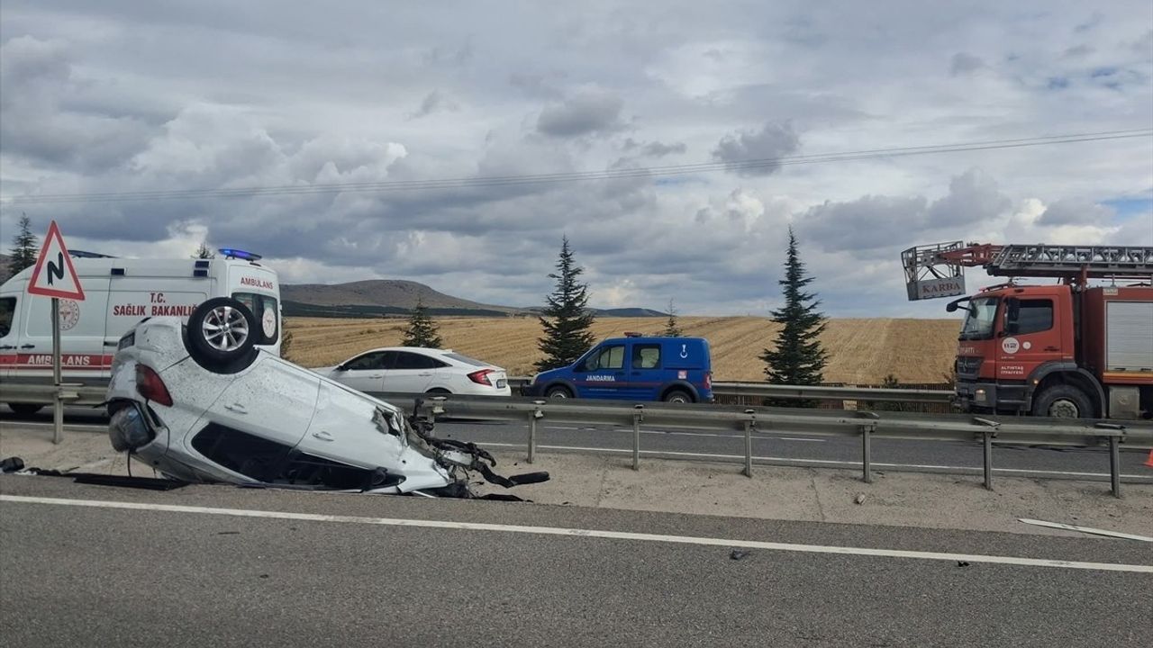 Kütahya'da devrilen otomobilin fırlayan tekeri karşı şeride geçerek başka bir araca çarptı
