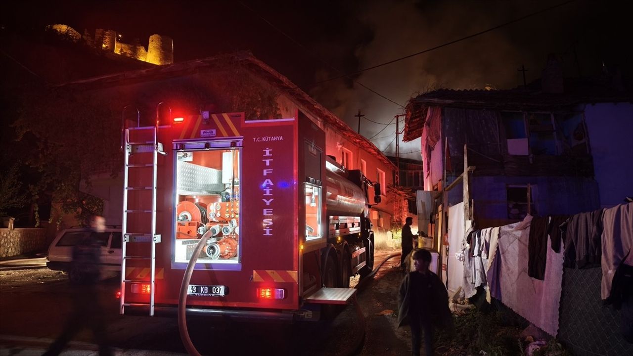 Kütahya'da iki katlı ahşap evde çıkan yangın itfaiye tarafından yaklaşık 1 saatte söndürüldü