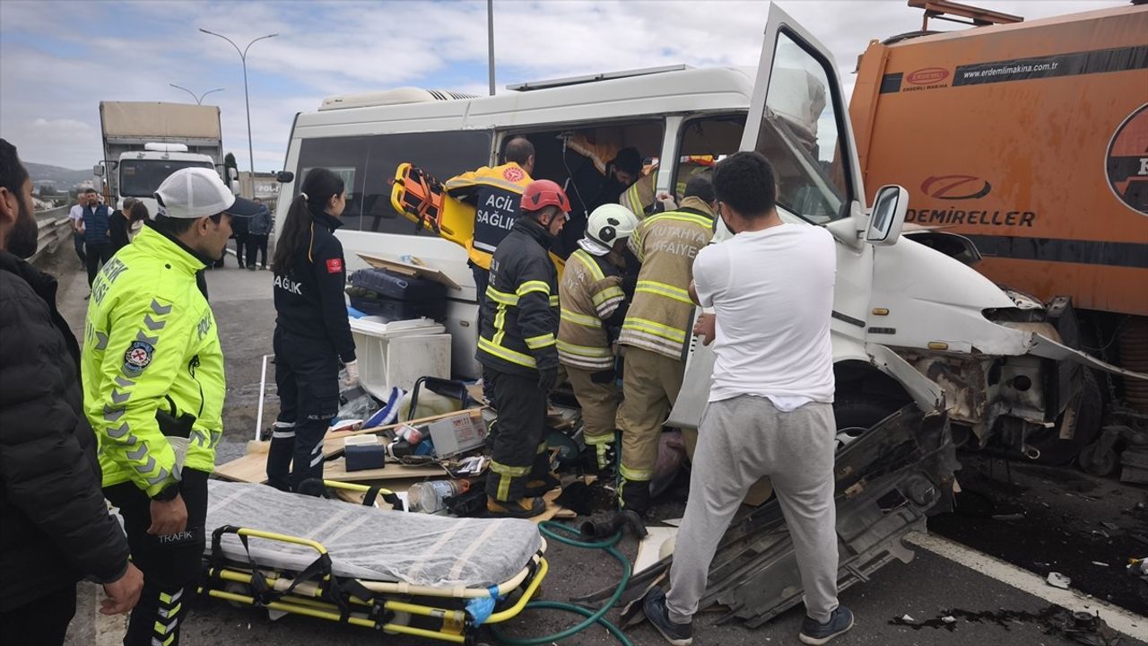 Kütahya'da Karayolları aracına çarpan karavan sürücüsü hayatını kaybetti, eşi yaralandı