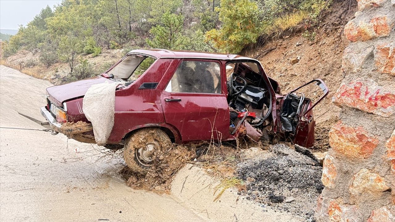 Kütahya Emet'te istinat duvarına çarpan otomobilde sürücü ile eşi yaşamını yitirdi
