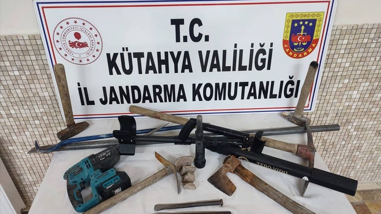Kütahya Emet'te kaçak kazı operasyonu: 9 kişi suçüstü yakalandı
