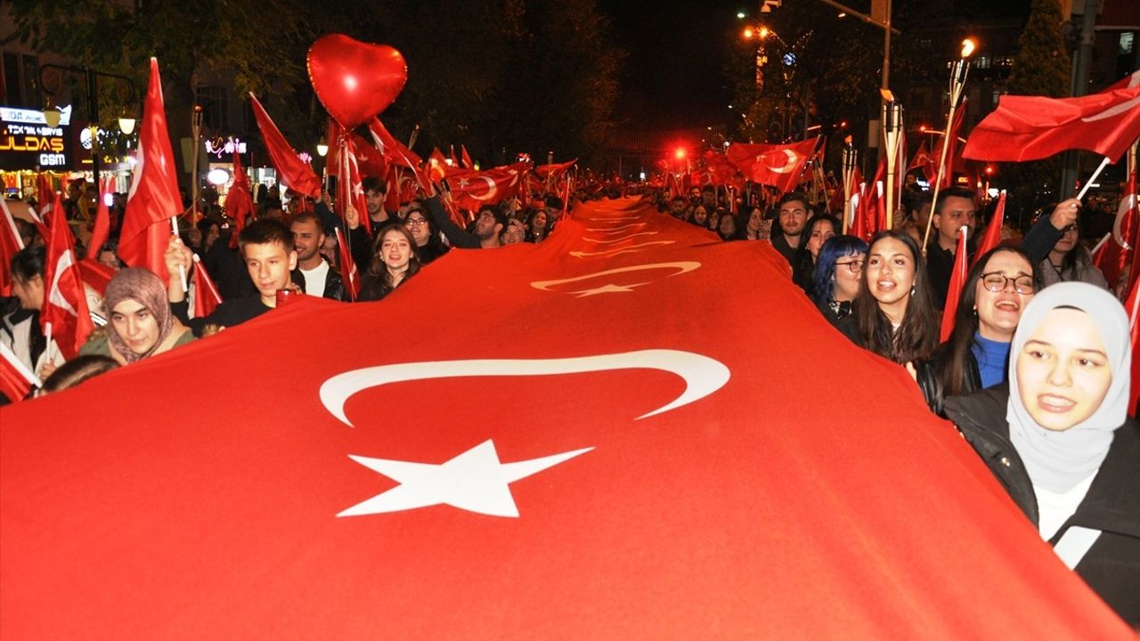 Kütahya ve Çanakkale'de 29 Ekim fener alayları: Cumhuriyet'in 102. yılı coşkuyla kutlandı