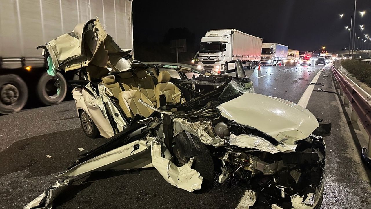 Kuzey Marmara Otoyolu Sultanbeyli'de otomobilin kamyonete çarpması: 3 yaralı