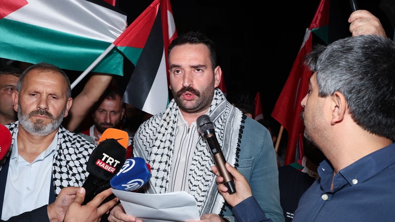 Lefkoşa'da Gazze ile dayanışma konvoyu: Kıbrıs Filistin İnisiyatifi Ledra Palace'ta dilekçe teslim etti