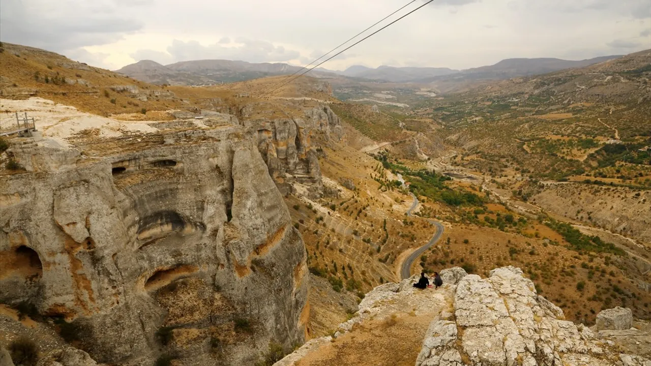 Levent Vadisi, Malatya'da ziyaretçilerini ağırlıyor — 65 milyon yıllık kaya oluşumları ve seyir terası