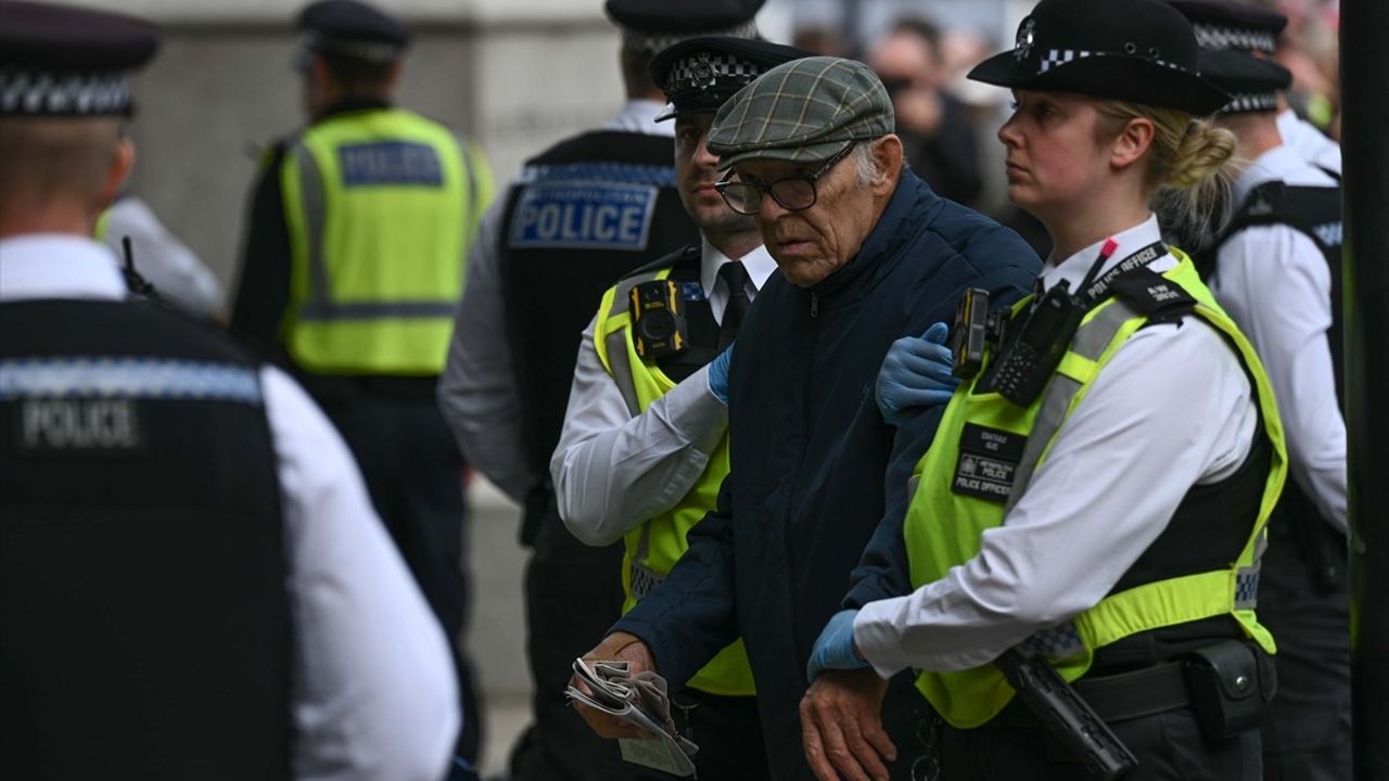 Londra'daki Palestine Action destek protestosunda 355 kişi gözaltına alındı