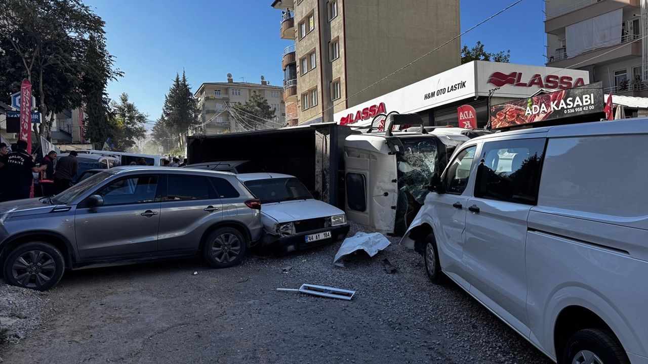 Malatya'da freni arızalanan kamyon Paşaköşkü'nde 15 araca çarptı: 3 yaralı