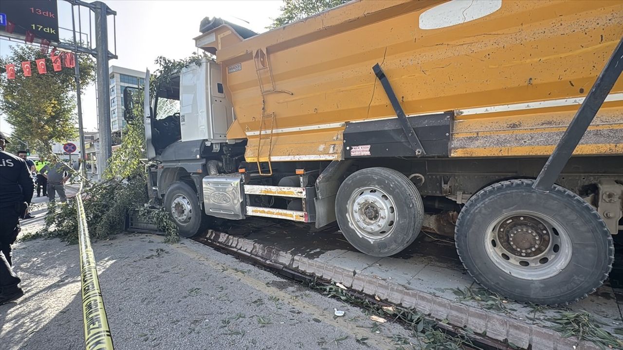 Malatya'da freni arızalanan kamyon yol kenarındaki 7 konteyner iş yerine çarptı