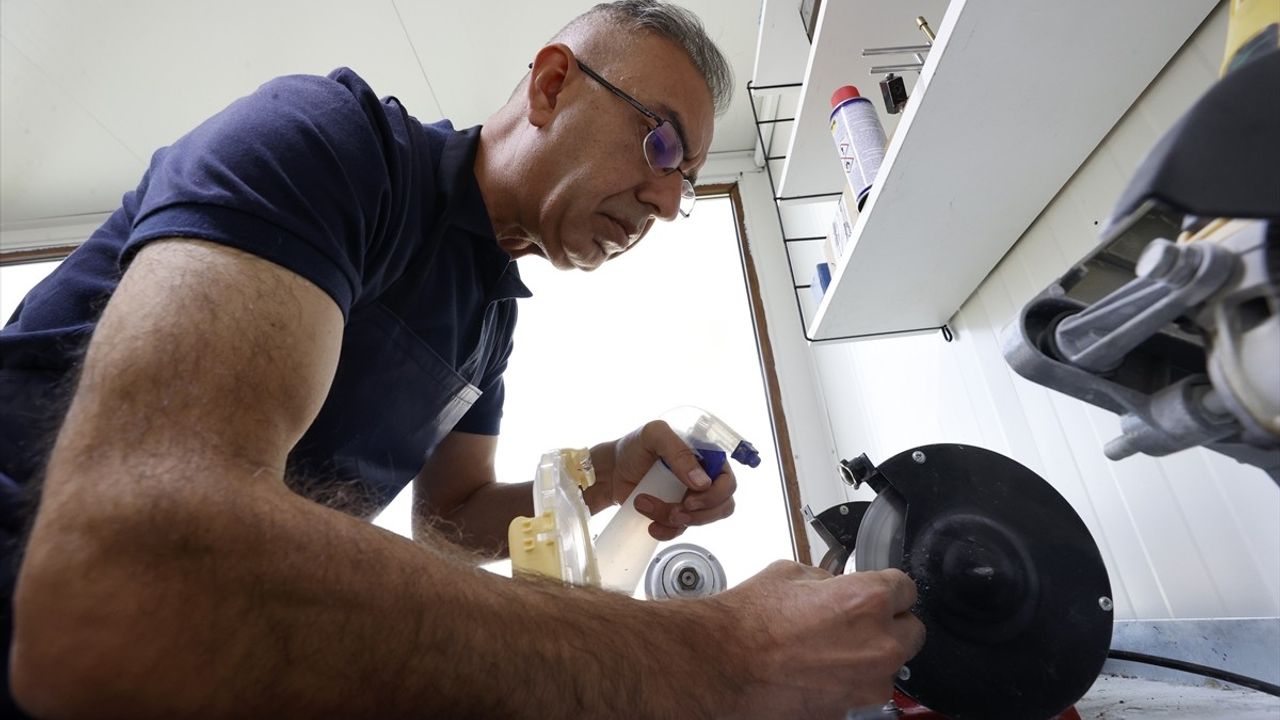 Malatya'da yüzük tamiriyle başlayan taş kesimi ustalığı doğal taşlara değer katıyor