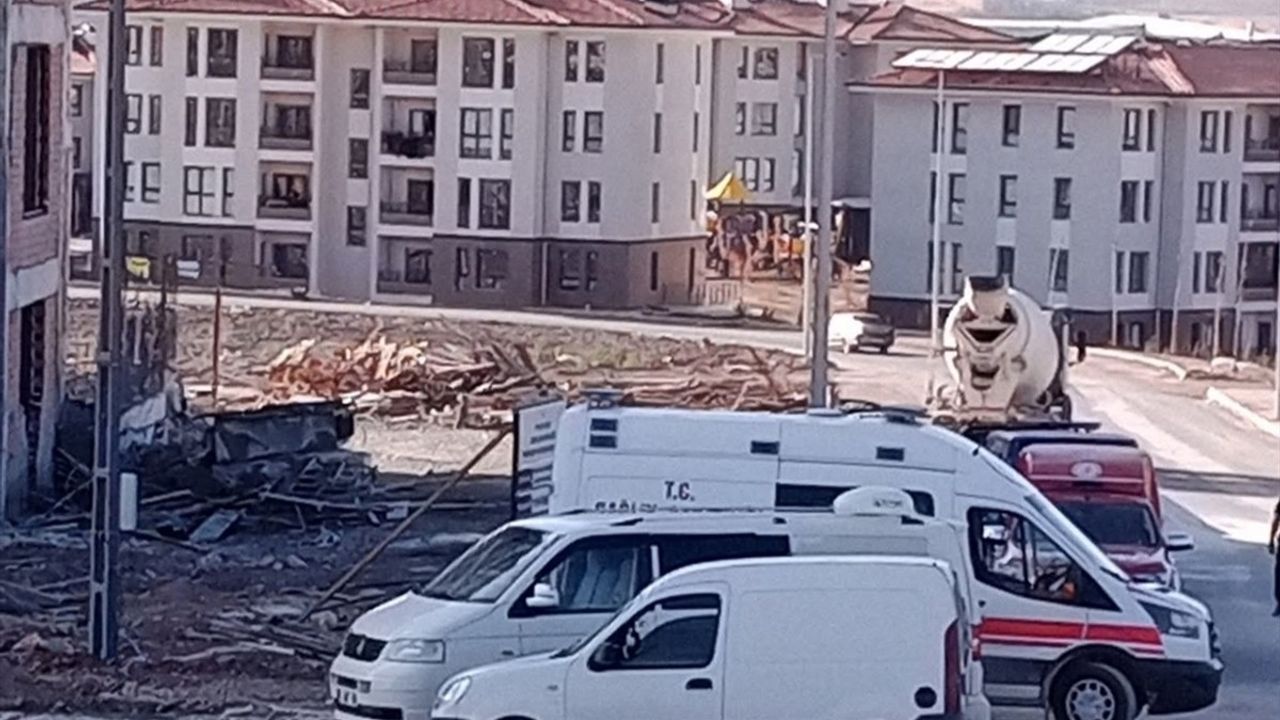 Malatya Doğanşehir'de İnşaatta Kalıp Çökmesi: 2 İşçi Yaralandı