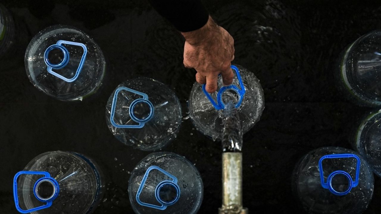 Mamak'ta dönüşümlü su kesintileri: Vatandaşlar Dostlar Mahallesi çeşmesinden su temin ediyor