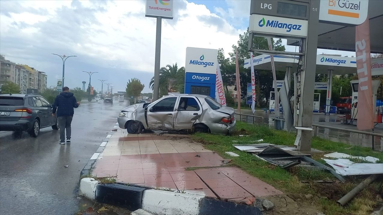 Manisa'da otomobil akaryakıt istasyonu tabelasına çarparak devrildi: 2 yaralı