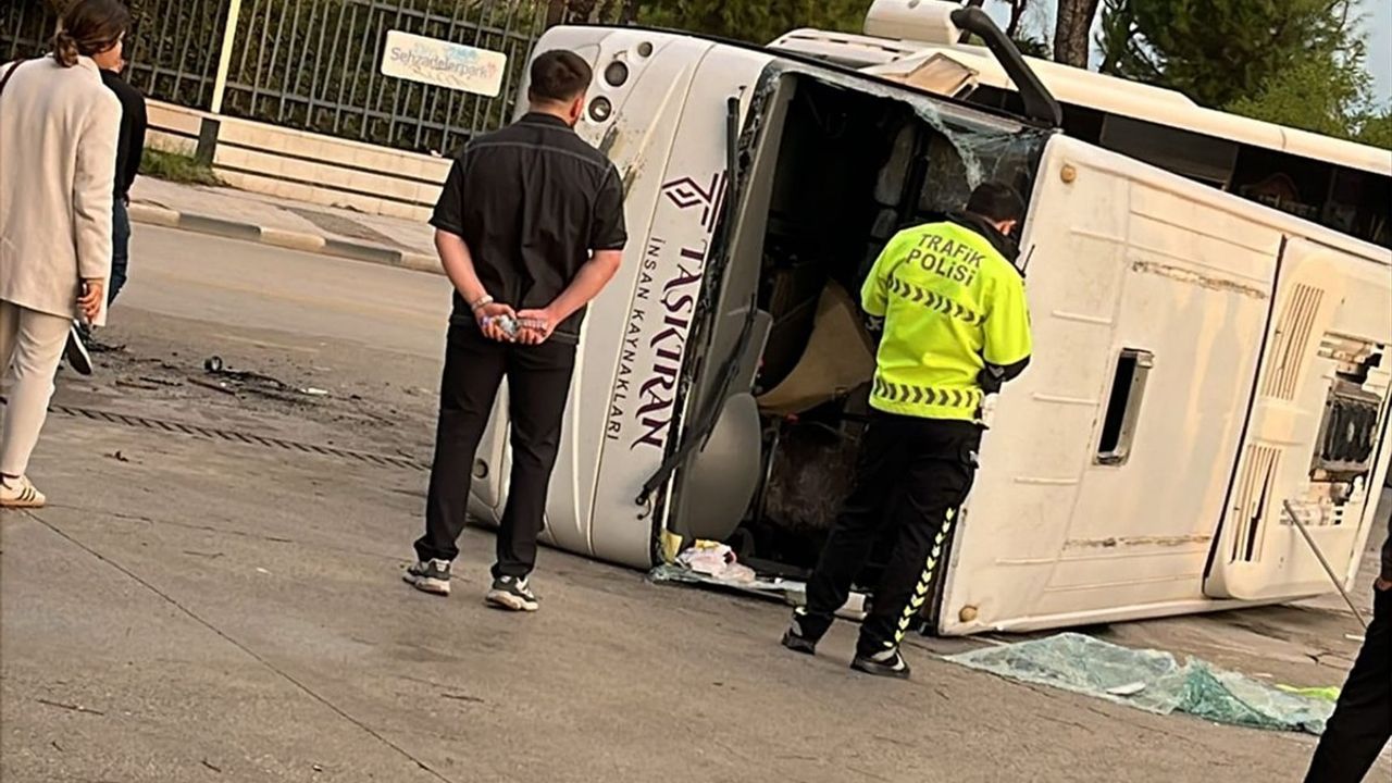 Manisa'da servis midibüsü ile hafif ticari aracın çarpışması: 16 işçi yaralandı