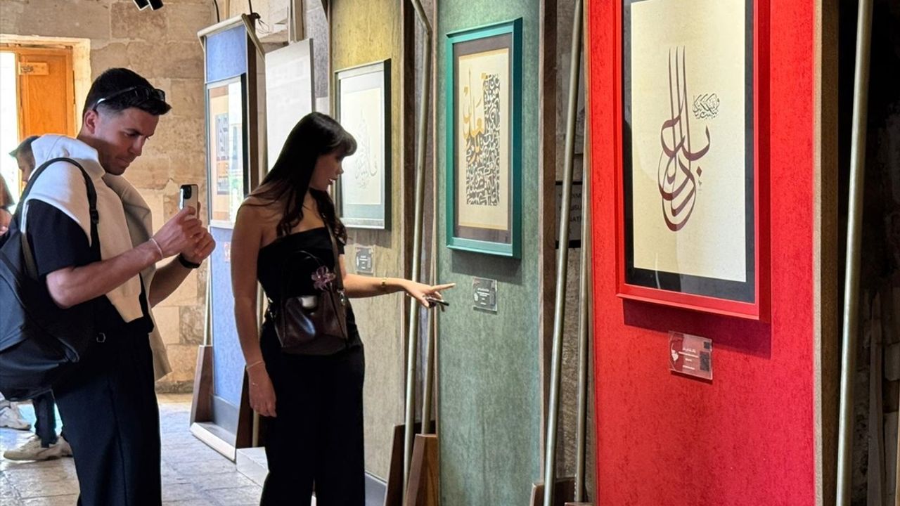 Mardin'de 'Adil-i Mutlak' hat sergisi Zinciriye Medresesi'nde sanatseverlerle buluştu