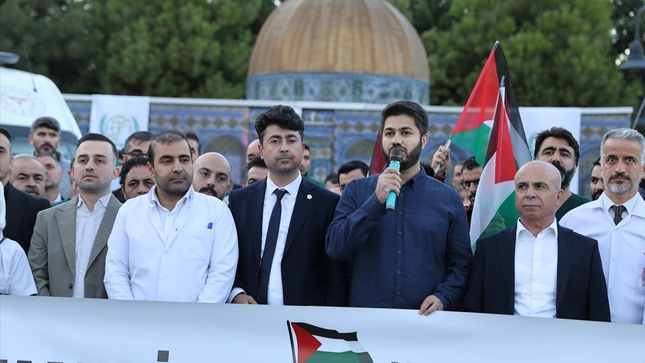 Mardin'de sağlık çalışanları 'Sağlıkçılar Gazze için ayakta' programıyla Gazze'ye destek verdi