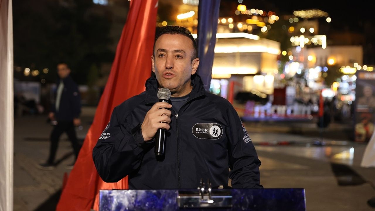 Mardin'de 'Spor İçin Geç Değil Projesi' açıldı: Vatandaşlar Cumhuriyet Meydanı'nda spor yaptı