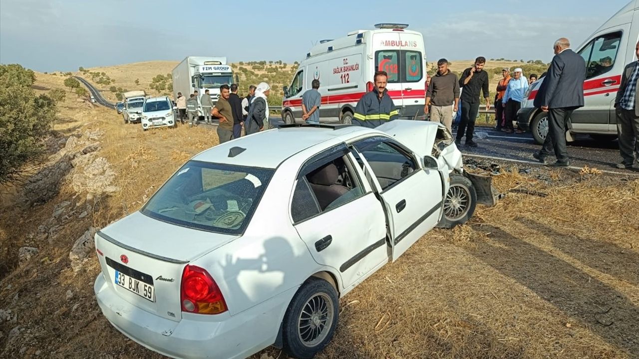 Mardin Mazıdağı'nda İki Otomobil Çarpıştı: 4 Yaralı, 1'i Ağır