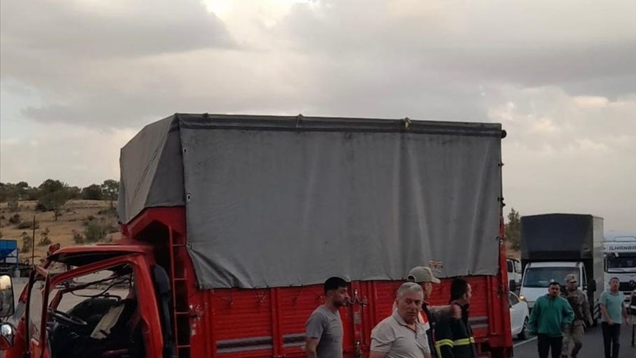 Mardin Mazıdağı'nda kamyon ile kamyonetin çarpışması: 14 yaralı, 3'ü ağır