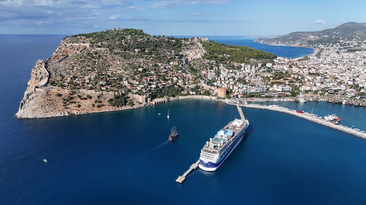 Marella Discovery 2 Alanya Limanı'na 1.739 Yolcu Getirdi