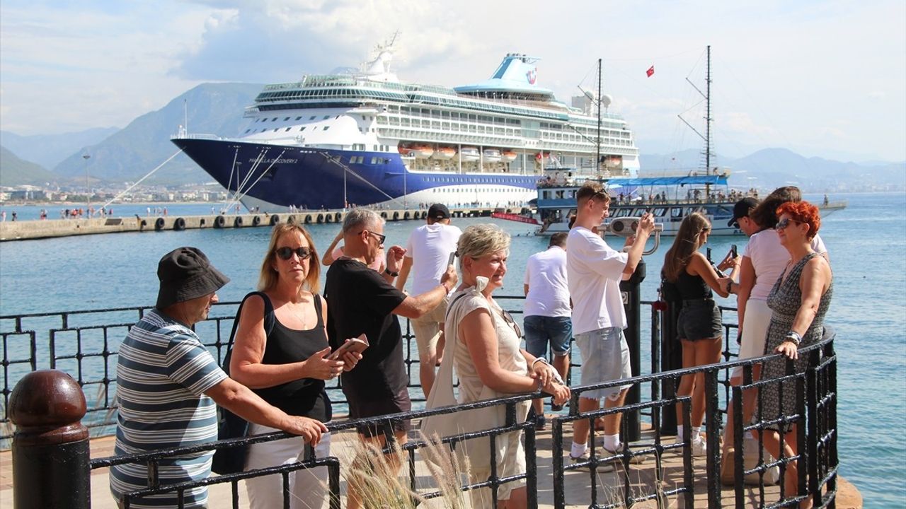 Marella Discovery 2 Alanya Limanı'na yanaştı: 1788 yolcu ve 728 personel geldi