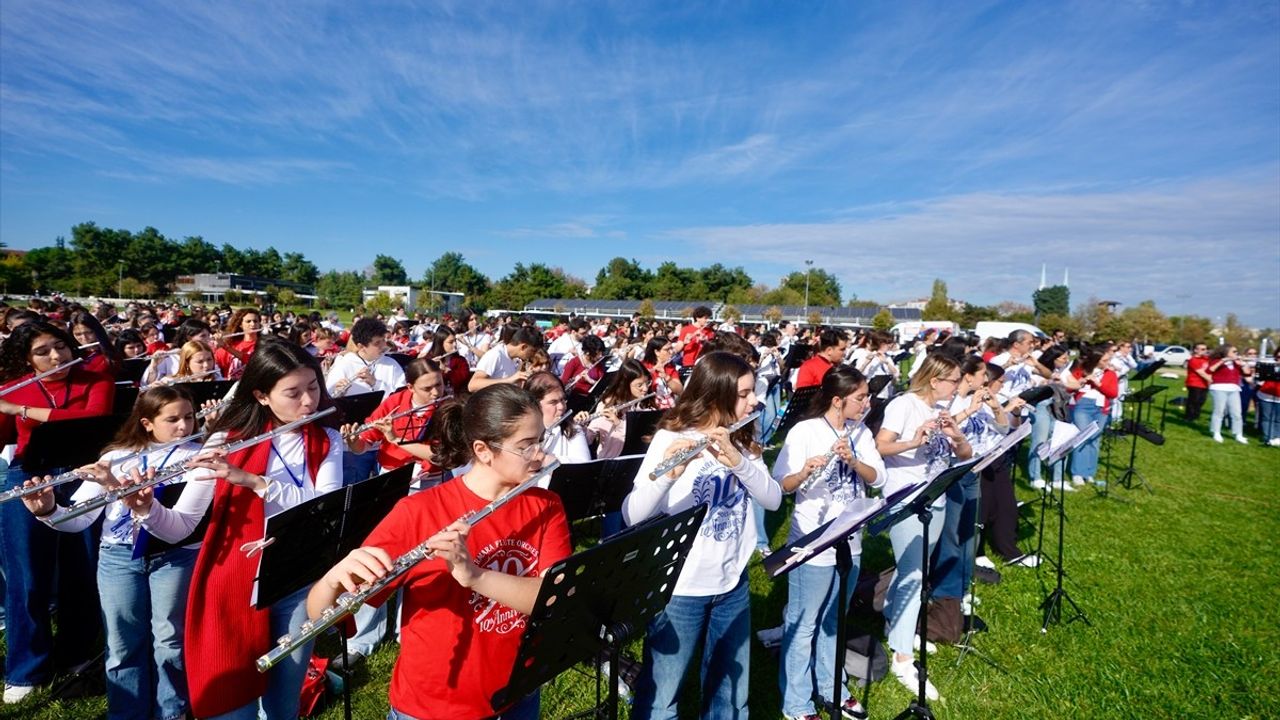 Marmara Flüt Orkestrası 10. yılında rekor denemesi ve Cumhuriyet konseri düzenledi
