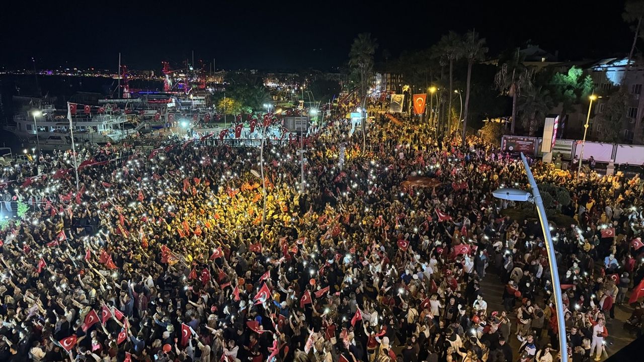 Marmaris'te Cumhuriyet'in 102. yılı fener alayı ve konserle kutlandı