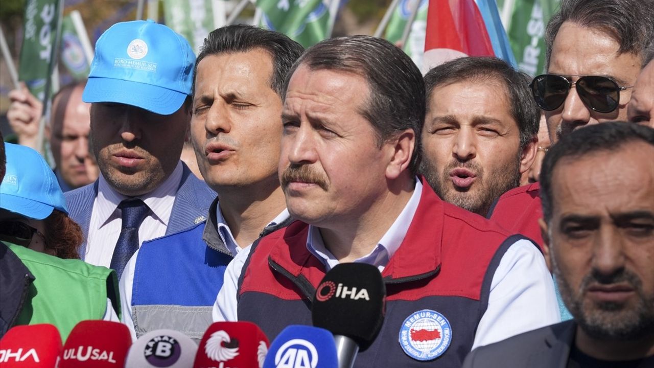 Memur-Sen TBMM önünde 2026 bütçesinde memur ve emekliye seyyanen zam talep etti