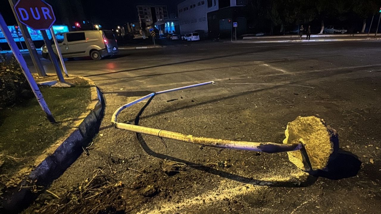 Mersin'de Akbelen Bulvarı'nda direklere çarpan 33 AZT 094 plakalı otomobilin sürücüsü yaralandı