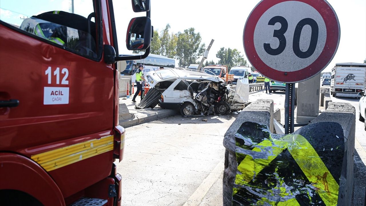 Mersin'de otoyol gişesindeki bariyere çarpan otomobilde 2 kişi yaşamını yitirdi